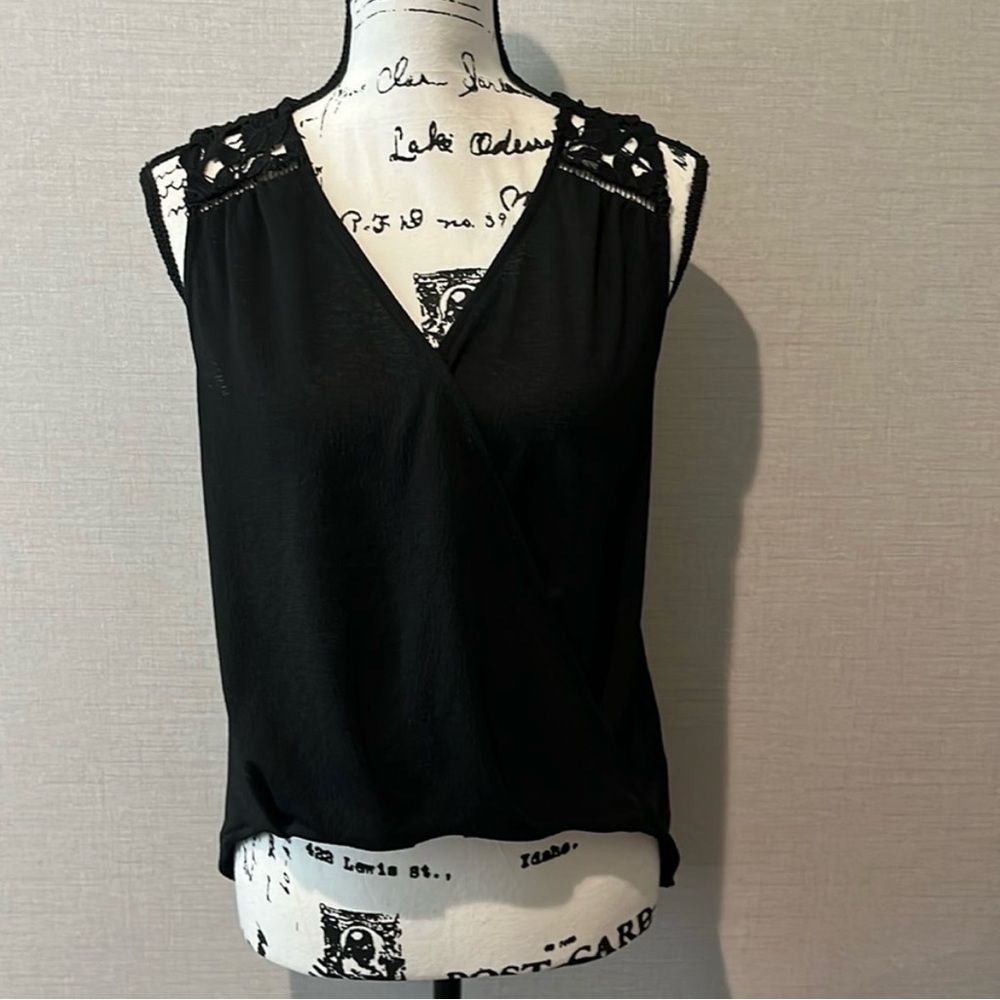 MINE Women’s size medium black sleeveless blouse